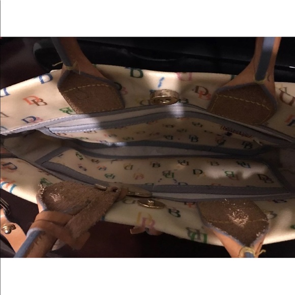 Dooney and Bourke medium handbag - Picture 2 of 2
